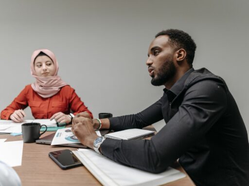 Medlemmar i ett fackförbund diskuterar sina rättigheter och villkor på ett lokalt möte.