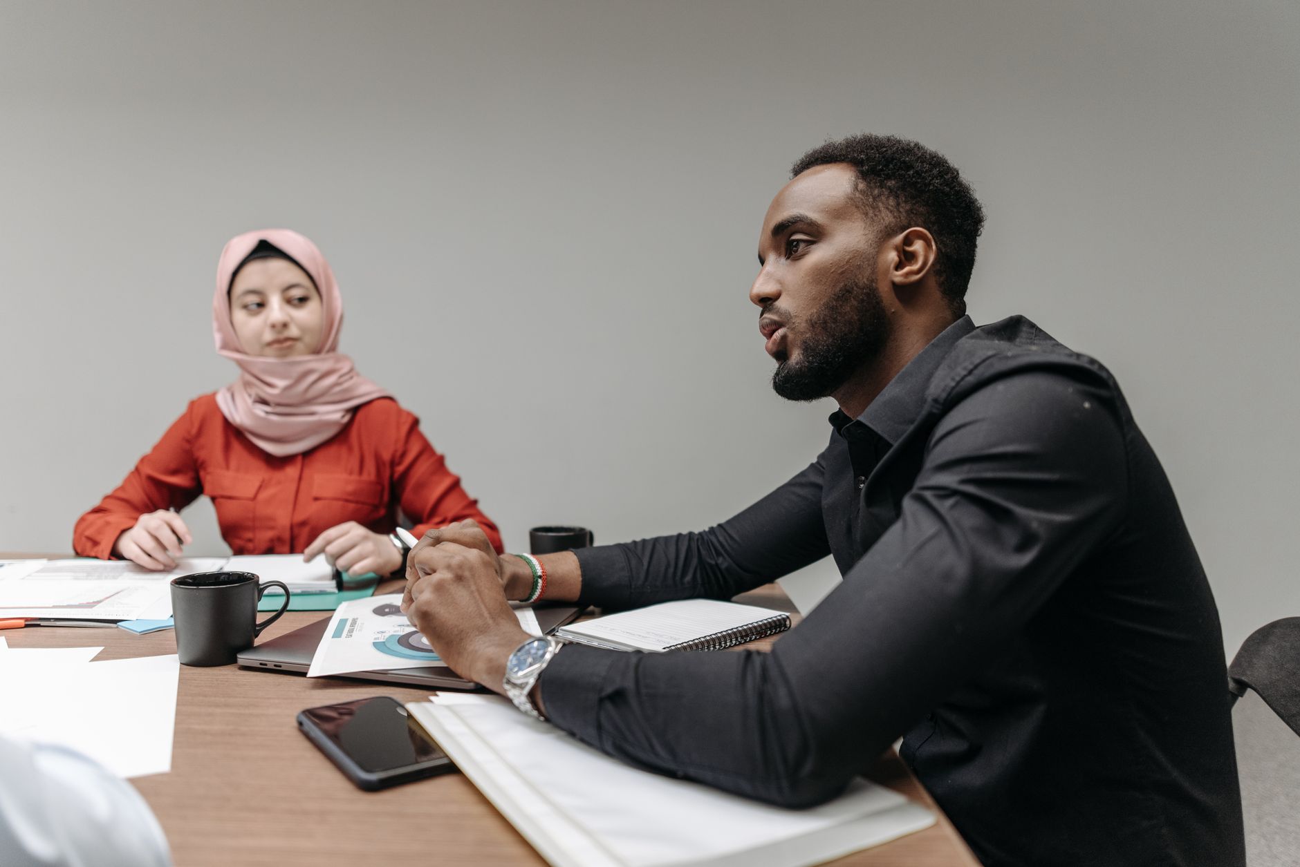 Medlemmar i ett fackförbund diskuterar sina rättigheter och villkor på ett lokalt möte.