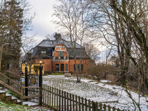 En äldre Stockholmsvilla med tegeltak, typisk för den varierande bebyggelse som ställer höga krav på takläggare.