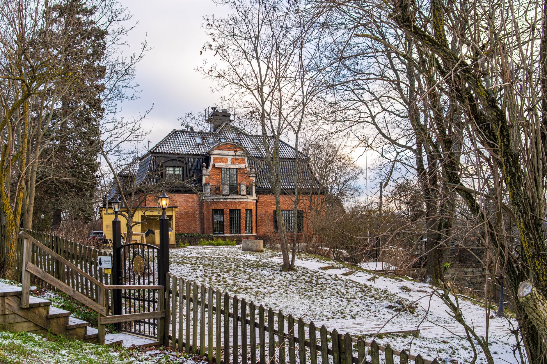 En äldre Stockholmsvilla med tegeltak, typisk för den varierande bebyggelse som ställer höga krav på takläggare.